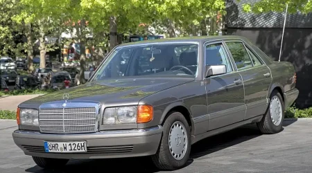 Mercedes-Benz Clase S W126 de tres cuartos delantero