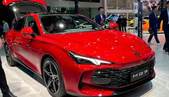 MG7 rojo en un salón del automóvil, vista tres cuartos frontal