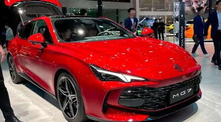MG7 rojo en un salón del automóvil, vista tres cuartos frontal