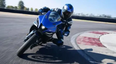 Moto de 125 cc de segunda mano aparcada, ideal para ciudad
