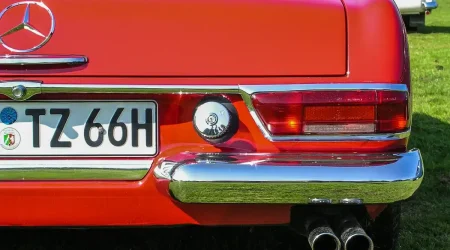 Parte trasera de un coche con matrícula europea y banda azul de la UE