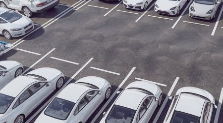 Parking con coches blancos, uno de los colores más elegidos