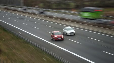 Coches circulando a alta velocidad en una autovía, radares con IA