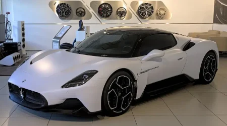 Maserati MC20 blanco, marca italiana del grupo Stellantis