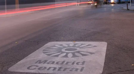 Zona de Bajas Emisiones de Madrid Central señalizada en la calzada